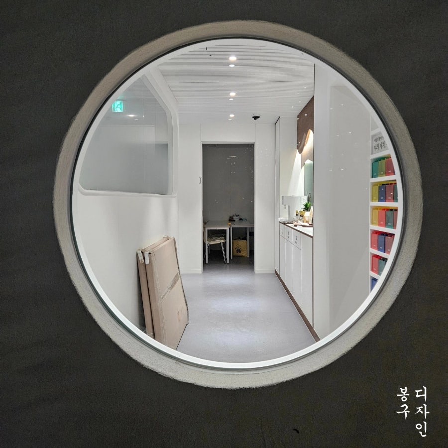 원형 창이 있는 복도